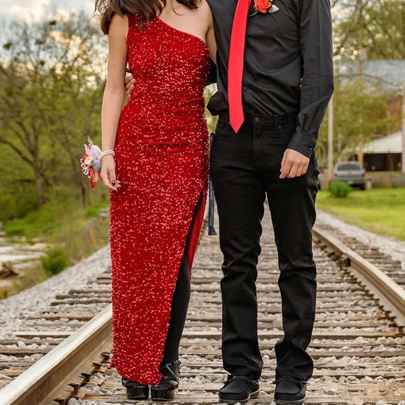 ๐!! RED SEQUINED PROM DRESS !!โค๏ธ - Picture 5 of 5